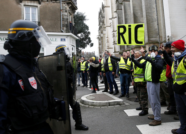 Ngoài Paris, biểu tình cũng nổ ra tại một số thành phố khác của Pháp, trong đó có Lion. Hàng trăm người biểu tình đã di chuyển qua các tuyến đường tại Lion, hô khẩu hiệu đòi Tổng thống Emmanuel Macron từ chức.