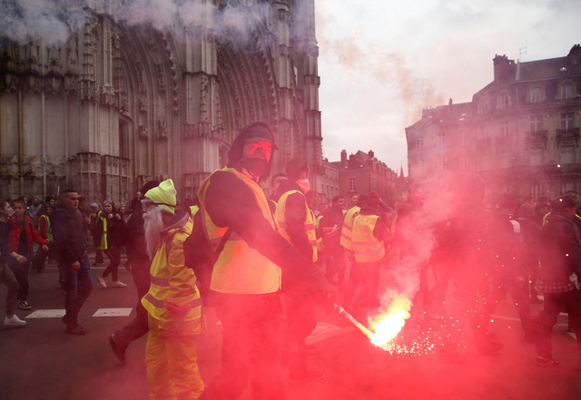 Pháp trải qua 6 tuần bạo động liên tiếp với các cuộc biểu tình của nhóm “Áo vàng”. Ít nhất 3.000 người, trong đó có cả cảnh sát, bị thương sau các vụ bạo động. Hơn 4.500 người đã bị bắt và tống giam kể từ giữa tháng 11.