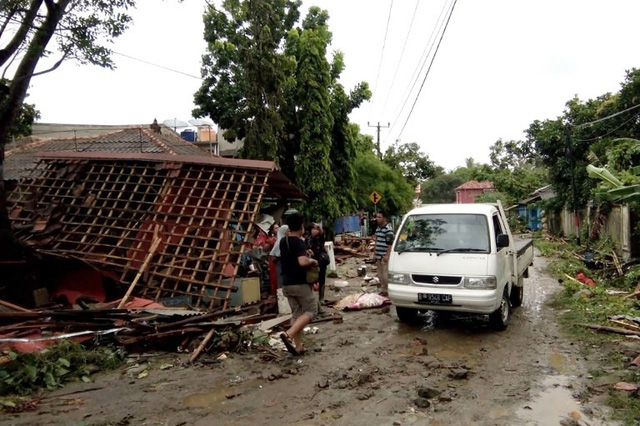 Thống kê ban đầu cho thấy ít nhất 430 ngôi nhà, 9 khách sạn và 10 tàu đã bị phá hủy sau trận sóng thần.