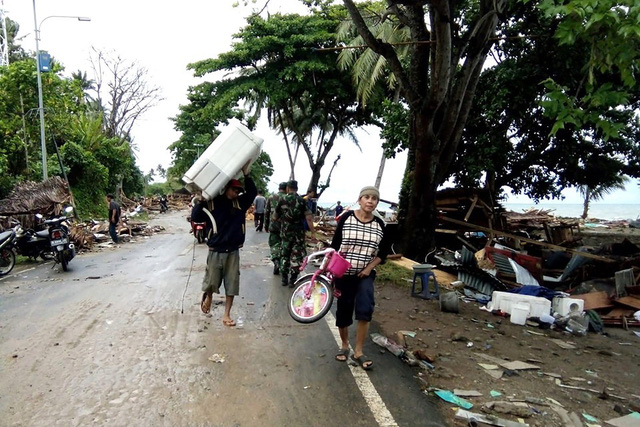 Nhiều người cố vớt vát những đồ đạc còn sót lại sau trận sóng thần, tuy nhiên tài sản của họ đã bị hư hại đáng kể.
