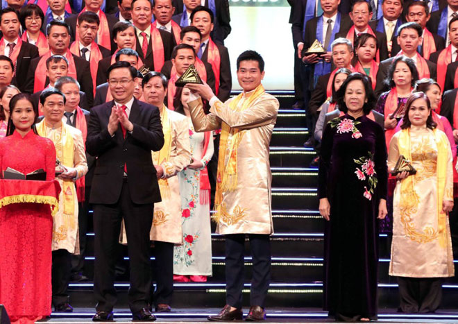 Trưởng ban Dân vận Trung ương Trương Thị Mai và Phó Thủ tướng Chính phủ Vương Đình Huệ trao giải thưởng Sao Vàng đất Việt năm 2018. 		             Ảnh: VGP