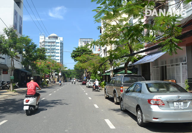 Quận Hải Châu nỗ lực để công tác quản lý trật tự đô thị đi vào nền nếp. TRONG ẢNH: Tuyến đường Nguyễn Chí Thanh, phường Thạch Thang được giữ gìn thông thoáng.