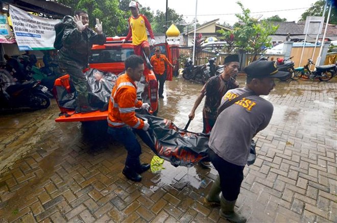 Rescuers move victim's body in Carita, Banten province of Indonesia (Photo: AFP/VNA)