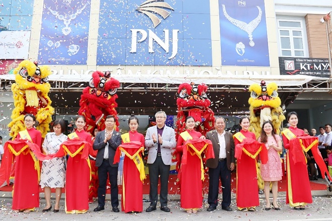 Đại diện lãnh đạo PNJ và chính quyền địa phương cắt băng khai trương cửa hàng PNJ tại số 513 Điện Biên Phủ.