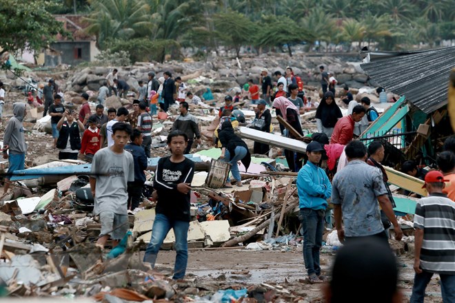 Nhân viên cứu hộ tìm kiếm nạn nhân thảm họa sóng thần tại South Lampung, Indonesia ngày 23-12. (Nguồn: AFP/TTXVN)