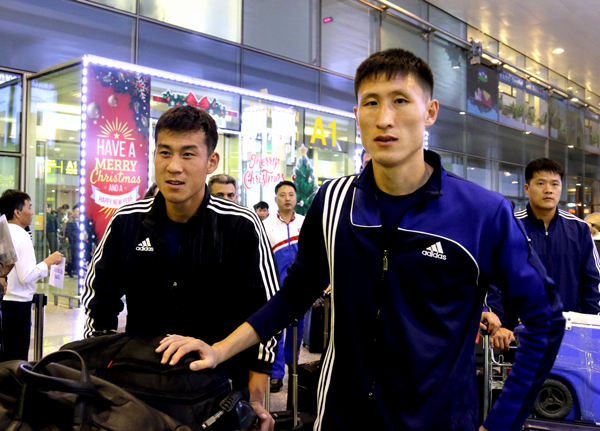 Các tuyển thủ CHDCND Triều Tiên xuống sân bay Nội Bài tối 23/12. Ảnh VFF