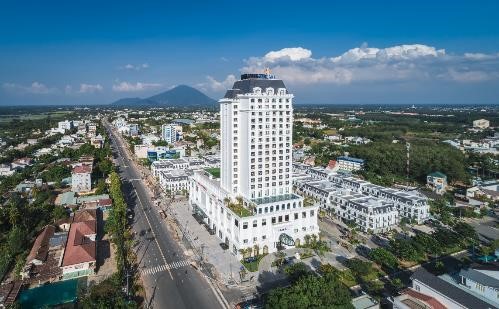 Toàn cảnh Vinpearl Hotel Tây Ninh nhìn từ trên cao, nổi bật, trở thành điểm sáng của thành phố.