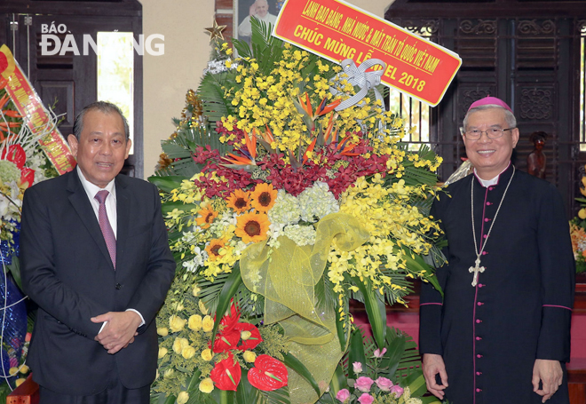 Deputy Prime Minister Binh (left) extending Christmas greetings to the Diocese of Da Nang