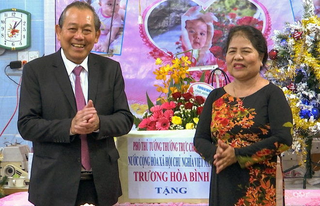 Deputy Prime Minister Binh (left) being warmly received by Mrs Vuot