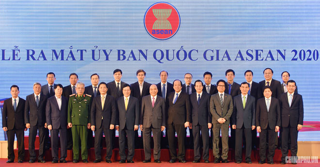 Thủ tướng Nguyễn Xuân Phúc với các thành viên Ủy ban Quốc gia ASEAN năm 2020. Ảnh: VGP