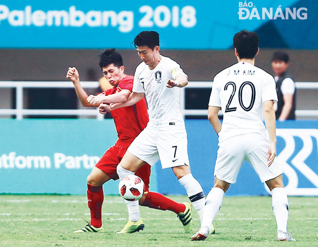 Nếu Xuân Hưng không thể thi đấu tại ASIAN Cup 2019, nhiều khả năng Đình Trọng (áo đỏ) sẽ được HLV Park Hang-seo triệu tập trở lại đội tuyển quốc gia.Ảnh: ĐỨC CƯỜNG