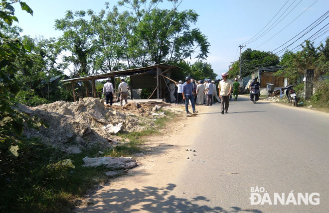 Lực lượng chức năng quận Liên Chiểu tổ chức tháo dỡ công trình xây dựng trái phép ở phường Hòa Khánh Nam.