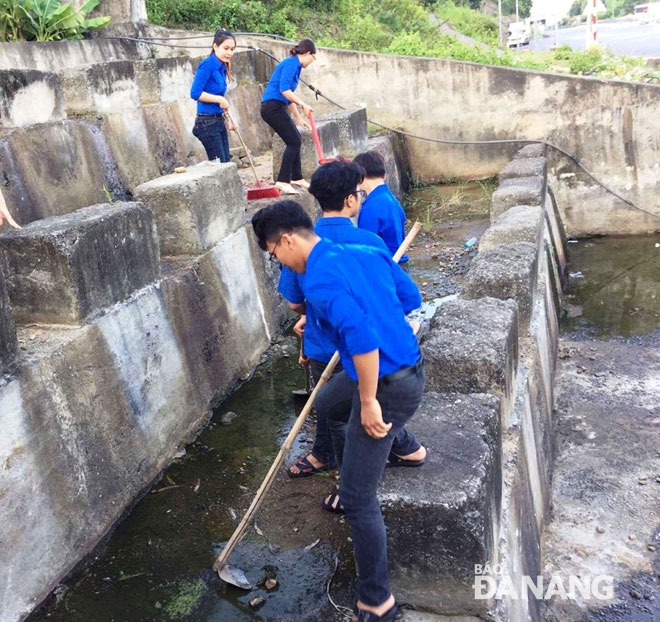 Đoàn Thanh niên phường Hòa Hiệp Bắc tổ chức diệt loăng quăng tại các điểm tù đọng nước.