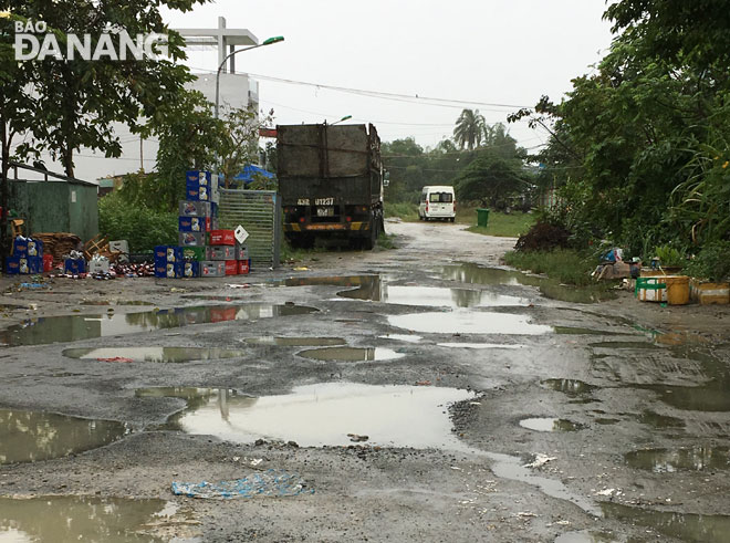 Đoạn đường đất từ ngã ba Phú Thạnh 7 rẽ vào Trường mầm non Tuổi Hoa xuống cấp nghiêm trọng.
