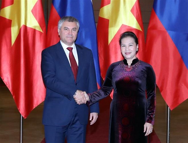  National Assembly Chairwoman Nguyen Thi Kim Ngan (R) shakes hands with Chairman of the State Duma of the Federal Assembly of the Russian Federation Vyacheslav Viktorovich Volodin (Photo: VNA)