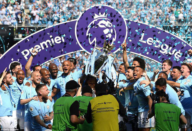 Mùa giải 2017/18 chứng kiến sự thống trị tuyệt đối của Man City khi họ phá rất nhiều kỷ lục ở Premier League. Họ là CLB giành nhiều điểm nhất (100 điểm), ghi nhiều bàn nhất (106 bàn), thắng nhiều trận nhất (32 trận)… Dù vậy, sau khi lên đỉnh cao, Man 