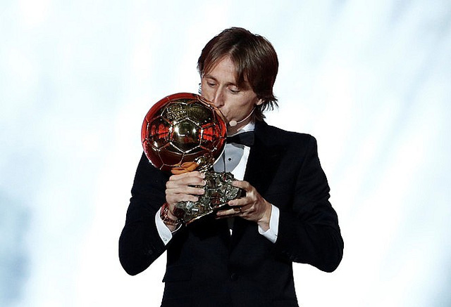 Năm 2018 chứng kiến thành công rực rỡ của Luka Modric. Sau khi giành chức vô địch Champions League cùng Real Madrid, tiền vệ này tiếp tục tỏa sáng rực rỡ giúp Croatia lọt vào chung kết World Cup 2018. Nhờ đó, Luka Modric đã chấm dứt sự thống trị của C.Ronaldo và Messi để thâu tóm mọi danh hiệu cao quý như Cầu thủ xuất sắc nhất châu Âu, Cầu thủ xuất sắc nhất FIFA, Quả bóng vàng.