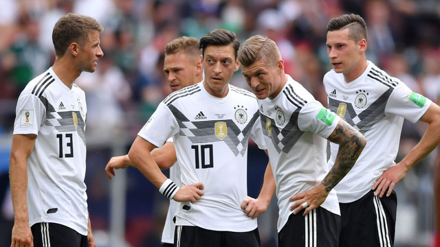 Đội tuyển Đức trong năm 2018 đã trải qua năm đáng quên. Dù được đánh giá rất cao nhưng họ đã phải dừng bước ngay từ vòng bảng World Cup 2018 với màn trình diễn không thể tệ hơn. Sau biến cố này, Mesut Ozil đã từ giã ĐTQG vì không chịu được sự 
