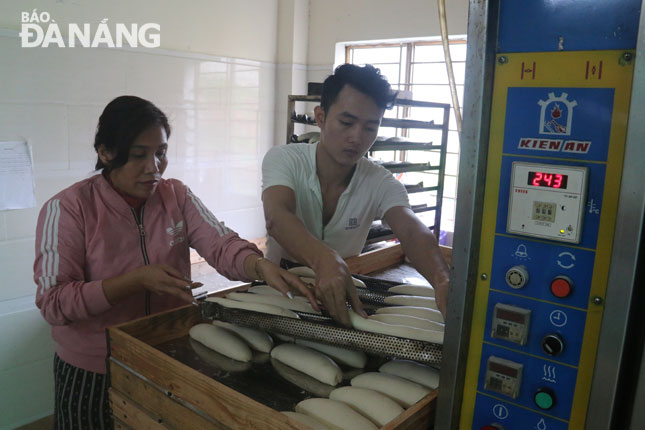 Cơ sở sản xuất bánh mì của ông Phạm Văn Vinh, tổ 26, phường Hòa Minh, quận Liên Chiểu áp dụng “sản xuất sạch hơn”.