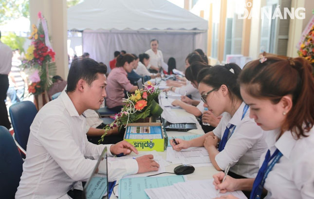 Lao động tìm việc ngày càng nhiều tại sàn giao dịch việc làm do Trung tâm Dịch vụ việc làm Đà Nẵng tổ chức.