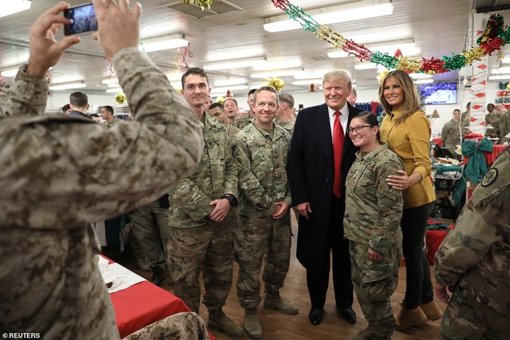 Trong chuyến thăm chớp nhoáng, Tổng thống Trump tuyên bố sẽ không rút quân khỏi Iraq. Washington hiện vẫn đang duy trì hơn 5.200 binh sĩ và cố vấn quân sự tại đây. Ảnh: Reuters.