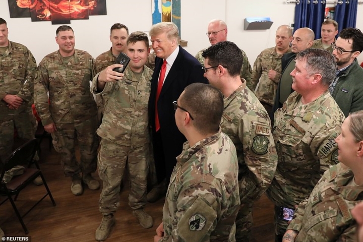   Binh sĩ Mỹ tranh thủ chụp ảnh selfie, ghi lại khoảnh khắc hiếm hoi được gặp Tổng thống. Ảnh: Reuters.