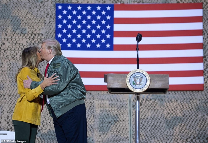 Ông Trump hôn phu nhân Melania sau bài phát biểu trước các binh sĩ Mỹ tại căn cứ không quân Al Asad. Ảnh: AFP/Getty./.
