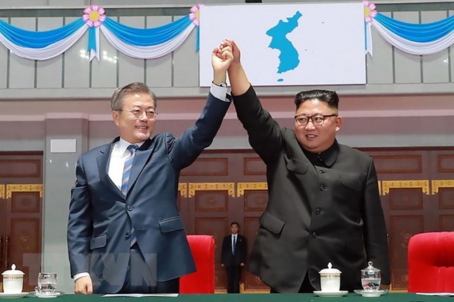 President of the Republic of Korea Moon Jae-in (L) and leader of Democratic People’s Republic of Korea Kim Jong-un at their meeting in Pyongyang on September 19 (Photo: AFP/VNA)