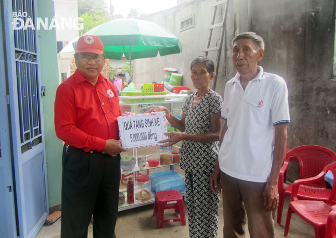 Trao phương tiện sinh kế cho người nghèo giúp họ ổn định cuộc sống. Ảnh: P.TRÀ