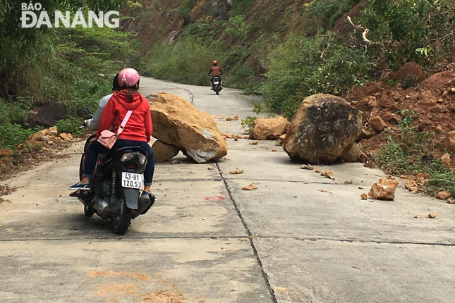Dù đất đá chắn đường nhưng nhiều người dân và du khách vẫn đến bán đảo Sơn Trà trong những ngày qua.	                 Ảnh: P.CHI