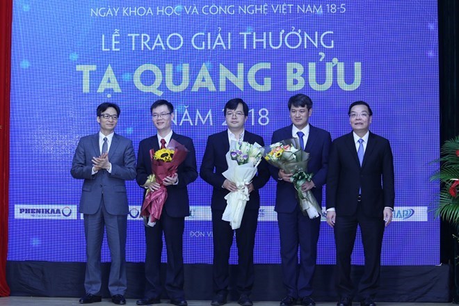 NDeputy Prime Minister Vu Duc Dam (first, left) and Minister of Science and Technology Chu Ngoc Anh (first, right) present Ta Quang Buu Award to the outstanding scientists (Photo: VNA)