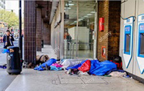 Những người vô gia cư đang ngủ ở lối vào ga Thameslink ở Kings Cross, London. 