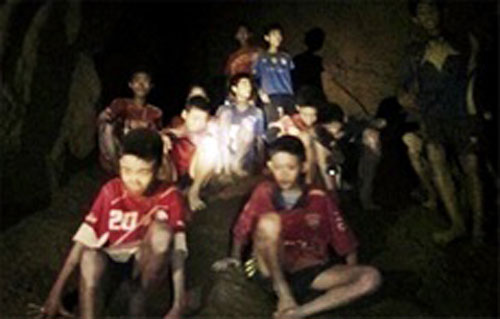 12 cậu bé và huấn luyện viên bóng đá sau khi được tìm thấy còn sống bên trong quần thể hang động ở Thái Lan.