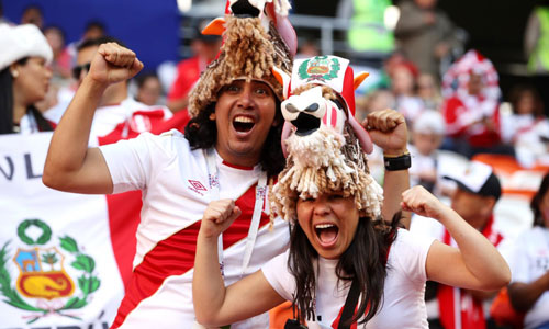 Người hâm mộ Peru tận hưởng bầu không khí chung kết World Cup trước trận đấu khai mạc đội bóng của họ với Đan Mạch ở Saransk.