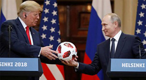 Vladimir Putin tặng bóng cho Donald Trump tại hội nghị Helsinki.