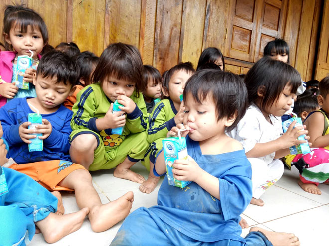 Niềm vui của các em nhỏ miền núi huyện Nam Trà My (Quảng Nam) khi được uống sữa từ chương trình “Sữa vùng cao”. Ảnh: Facebook Nguyễn Bình Nam