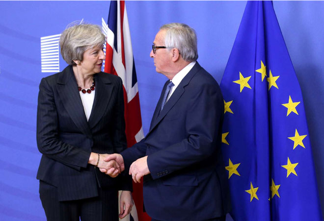 Thủ tướng Anh Theresa May (trái) gặp gỡ Chủ tịch Ủy ban châu Âu Jean-Claude Juncker tại Brussels (Bỉ) ngày 25-11. Ảnh: Reuters