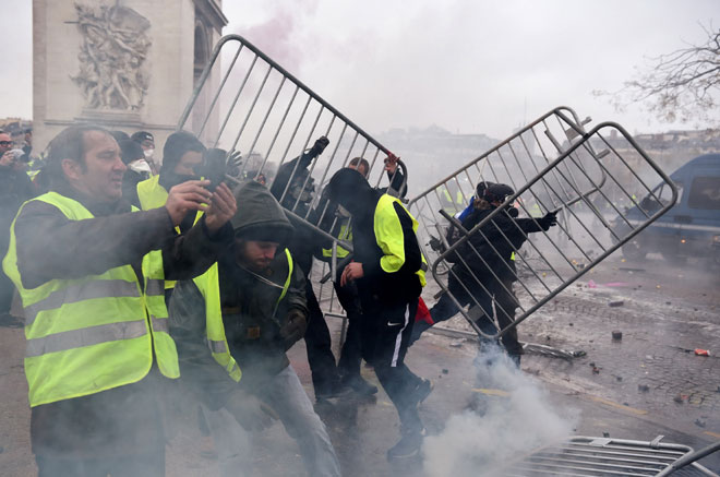 Phong trào “áo vàng” gây sức ép lớn đối với Tổng thống Emmanuel Macron.	Ảnh: AFP