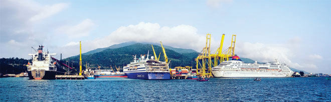 Trong năm 2018, nhiều tàu hàng, tàu du lịch đã ghé cảng.