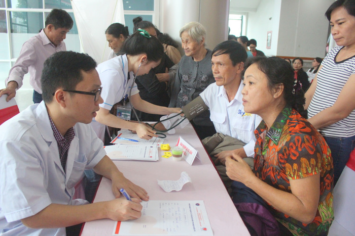 Trong khuôn khổ chương trình, các bác sĩ Trung tâm tim mạch, Bệnh viện Đà Nẵng đã khám, tư vấn miễn phí các bệnh liên quan đến huyết áp, tim mạch cho hơn 100 người dân.