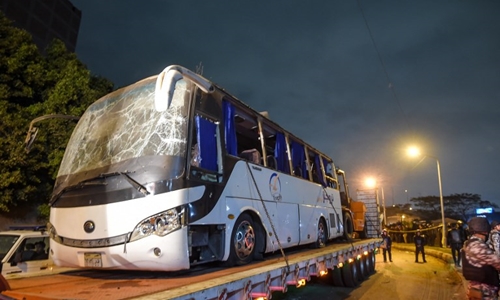 Chiếc xe buýt bị tấn công được đưa ra khỏi hiện trường. Ảnh: AFP.