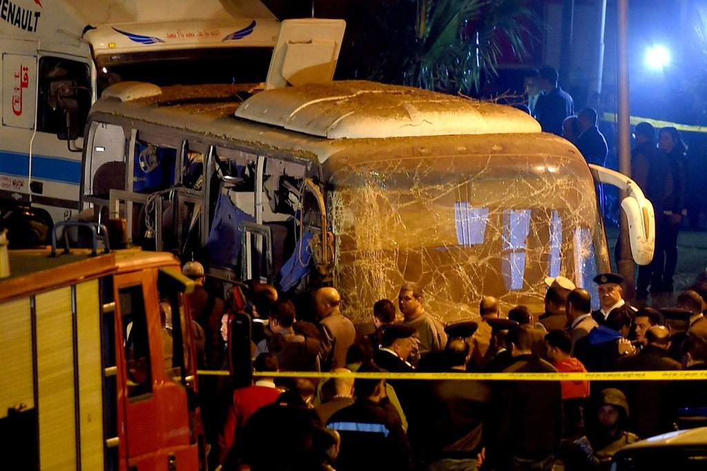 Chiếc xe buýt chở đoàn du khách Việt Nam gặp nạn gần Giza, Ai Cập. Ảnh: AFP
