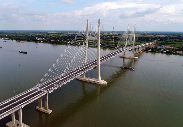 Dự án cầu Cao Lãnh có tổng chiều dài 7,8 km, trong đó cầu dài 2,1 km, còn lại là đường dẫn vào cầu, với tổng vốn đầu tư 6.493 tỷ đồng (Ảnh: Zing)
