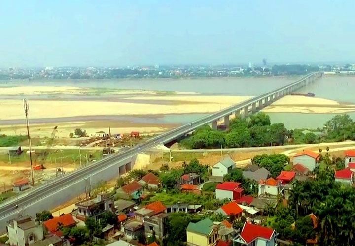 Cầu Văn Lang dài 1,5 km bắc qua sông Hồng kết nối Quốc lộ 32 với TP Việt Trì, Phú Thọ) có tổng mức đầu tư hơn 1.460 tỷ đồng được khánh thành ngày 10/10/2018. (Ảnh: VNE)