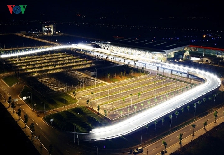 Nhà ga Cảng hàng không quốc tế Vân Đồn được đánh giá hiện đại bậc nhất ở Việt Nam hiện nay với 31 quầy thủ tục hàng không.