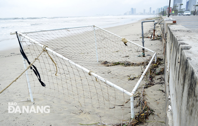 Dụng cụ chơi thể thao bãi biển cũng bị sóng biển xâm thực đánh dạt vào bờ kè.