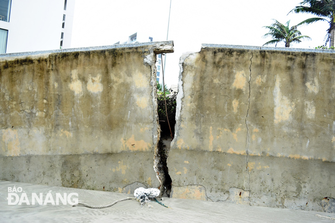 Bờ kè của bãi tắm công cộng Sơn Thủy tiếp tục bị sóng đánh nứt, dễ bị đổ sập.