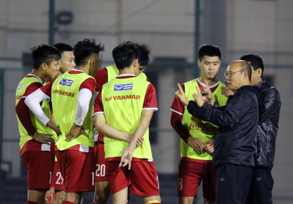 HLV Park Hang-seo nhắc nhở các cầu thủ ở hàng phòng ngự của tuyển Việt Nam. (Nguồn: VFF)