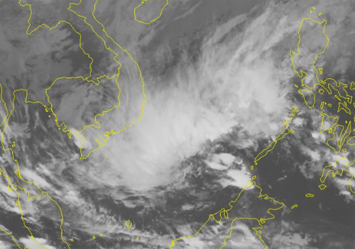 Ảnh mây vệ tinh lúc 18h30 ngày 30/12 cho thấy bắc và giữa biển Đông bị ảnh hưởng của rìa phía bắc vùng áp thấp. Vịnh Bắc Bộ và ngoài khơi các tỉnh Trung Bộ bị chi phối của không khí lạnh mạnh. Ảnh: NCHMF