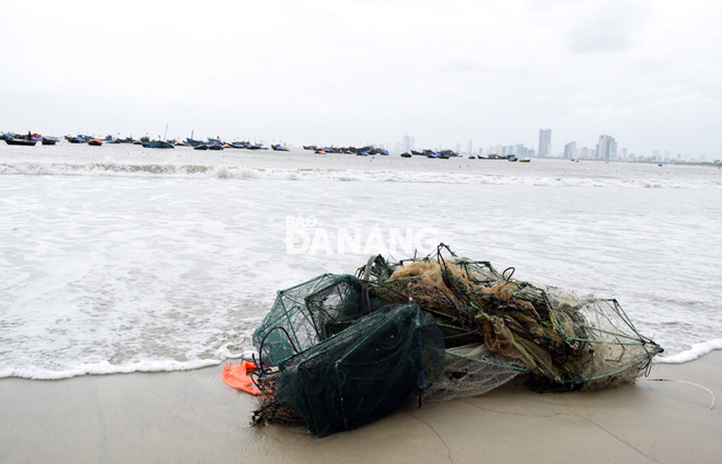 In the Tho Quang and Man Thai wards of Son Tra District, a large number of fishing tools have washed ashore.